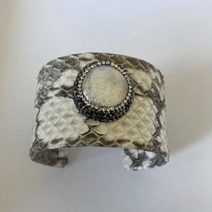 🐍🐍🐍 Super Beautiful Snakeskin Cuff with Mother of Pearl and Crystal Detail !